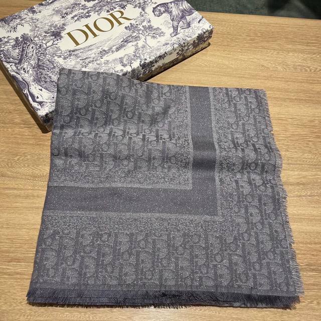 Dior 上新 140*140闪银方巾 二色 三标齐全 高克重. 羊毛银线系列 - 点击图像关闭