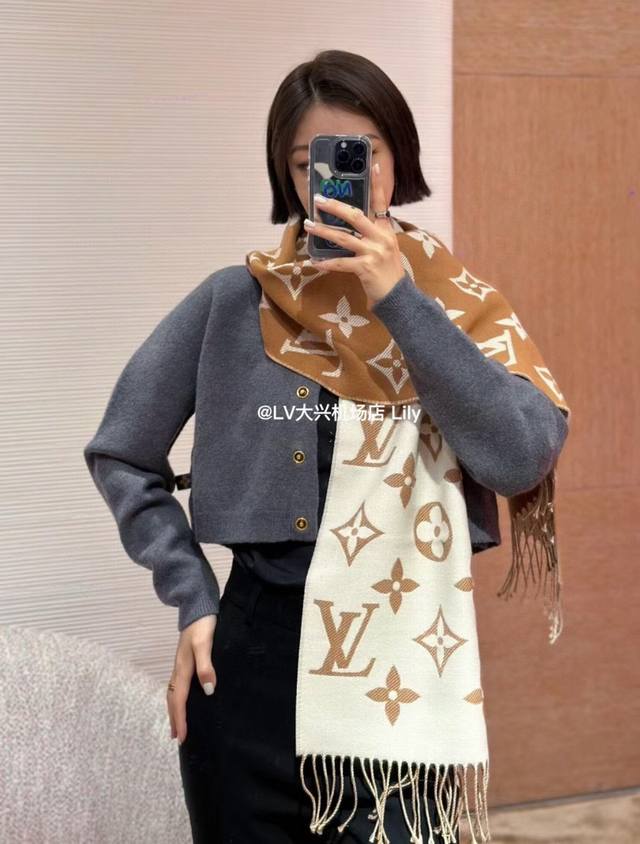 高端定制 Louis Vuitton L标识原版小围巾 原版1:1定制， Simply Lv 围巾将全幅经典 Monogram 图案瞩目放大，阐述路易威登设计传 - 点击图像关闭