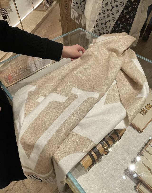 Louis Vuitton 金丝线羊绒大披肩 型号 奶茶色m77407 Size：200X70Cm 成份50％桑蚕丝45％山羊绒 5A级山羊绒的软糯十桑蚕丝的光