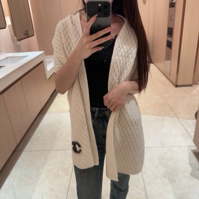 Chanel 香奈儿难得一见的针织单品，温柔配色，超级迷恋气质低调恬静又不失优雅 重点推荐一秒心动啊！！！高级，奢华！永恒！不是那种过眼云烟的款式！！！最大化提