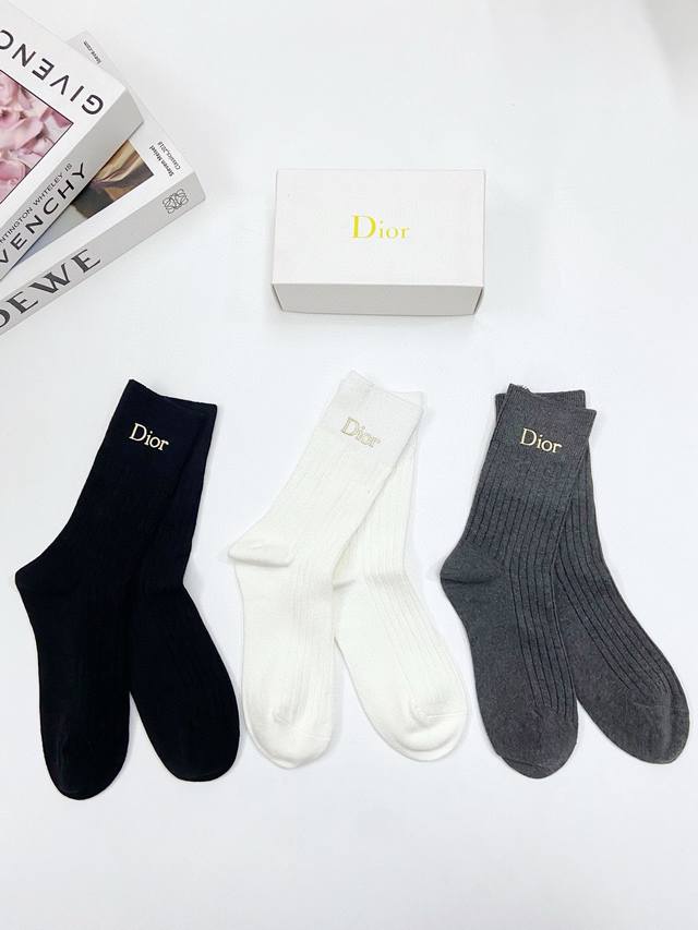 配包装 一盒3 双 Dior 迪奥 爆款字母logo中筒袜 小腿袜纯棉混纺材质，超完美配色，款式经典，专柜同步发售，Ins爆火小单品，潮人必备，颜色百搭 - 点击图像关闭