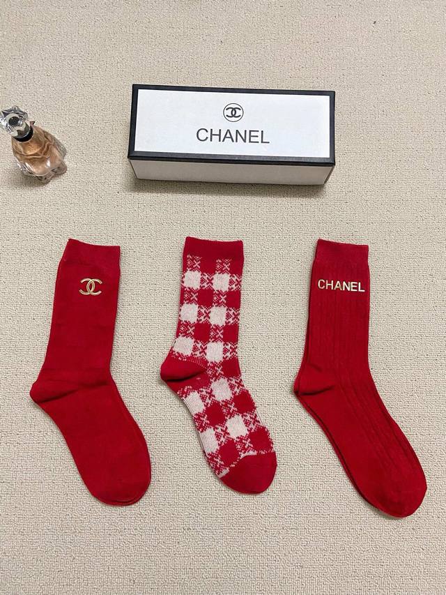 配包装 一盒3 双 Chanel 香奈儿 经典字母 Logo 纯棉 浮雕工艺 中筒袜 年袜 ！软糯亲肤！ Ins爆款！专柜在售ing 好看到爆炸 ！超高品质！经