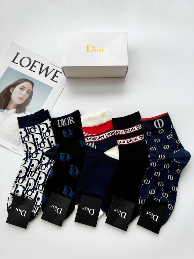 配包装 一盒5 双 Dior 迪奥 经典字母logo 纯棉中筒袜 ，男女同款，Ins超火爆短袜，纯棉面料，潮人必备 ，经典配色 个性时尚百搭款，你值得拥有哦