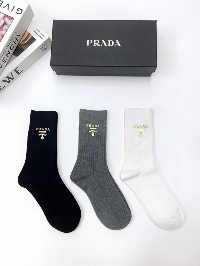 配包装 一盒3 双 Prada 普拉达经典字母logo 纯棉中筒袜 小腿袜 Ins爆款！专柜在售ing 好看到爆炸 ！超高品质！经典不过时！潮人必不能少的专柜代