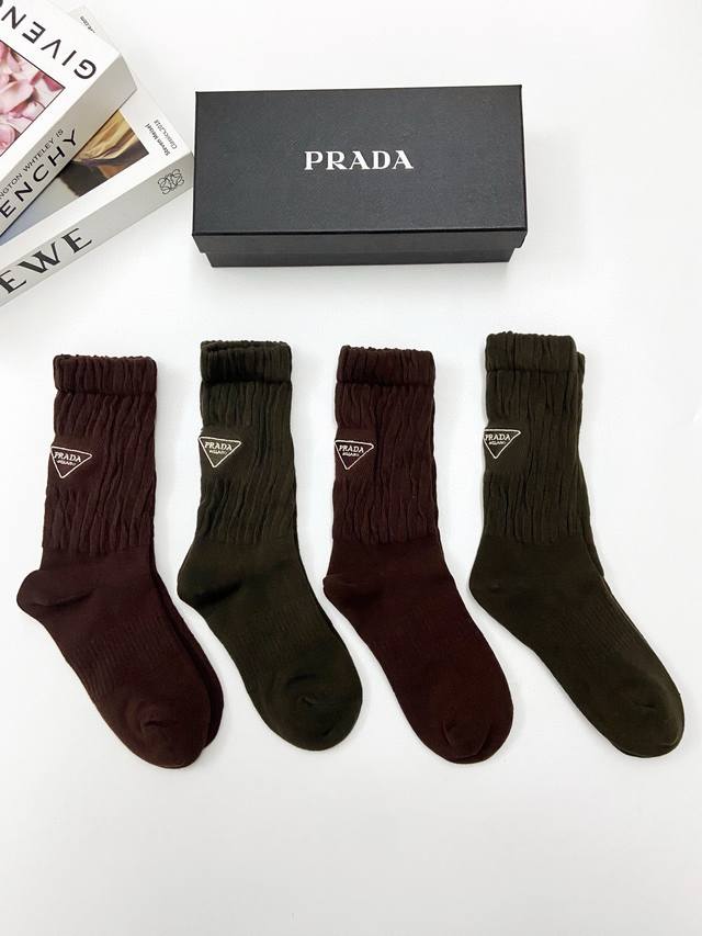 配包装 一盒4双 Prada 普拉达 经典字母logo 纯棉中筒袜 堆堆袜 ，重工刺绣 工艺，Ins超火爆红人同款，精美 面料，潮人必备 ，经典配色 个性时尚百