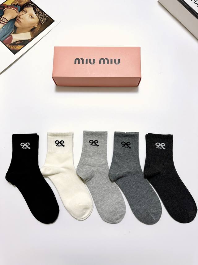 配包装 一盒5 双 缪缪 Miumiu 经典字母logo 纯棉中筒袜 ，Ins超火爆小腿短袜，纯棉面料，潮人必备 ，经典配色 个性时尚百搭款，你值得拥有哦