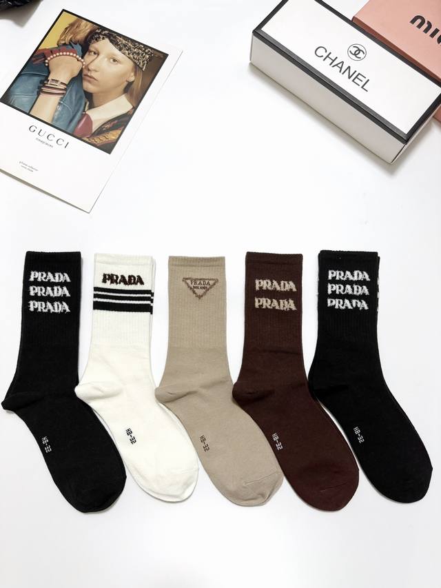 配包装 一盒5 双 Prada 普拉达 经典字母 Logo羊绒 中筒袜 ！超级软糯亲肤！ Ins爆款！专柜在售ing 好看到爆炸 ！超高品质！经典不过时！潮人必