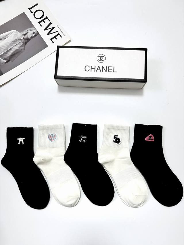 配包装 一盒5 双 Chanel 香奈儿 经典刺绣字母logo 纯棉中筒袜 ，重工刺绣 工艺，Ins超火爆红人同款，搭配精美面料，保暖又时尚 潮人必备 ，个性时