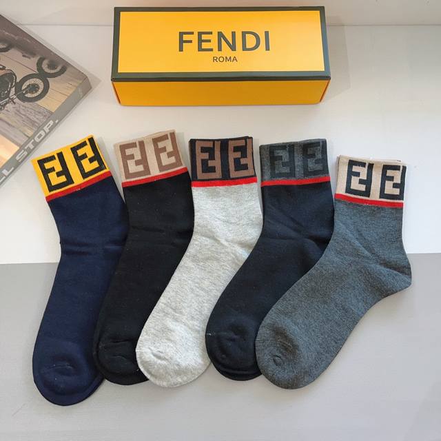 配包装 一盒5双 Fendi 芬迪经典男款中长款袜子高版本纯棉材质柔软，秒杀市场普通货，经典的双f图案logo，专柜同步袜子大牌出街，潮人必备，超好搭 - 点击图像关闭