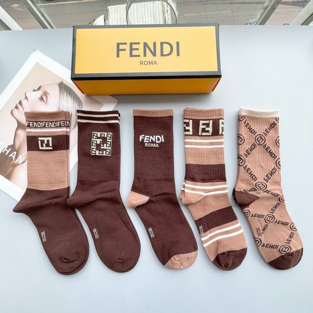 配包装 一盒五双 Fendi 芬迪大f新品高筒袜子超级经典的双f标志，纯棉材质制造，透气舒适，超级nice超火爆小单品，大牌出街，潮人必备超好搭 - 点击图像关闭