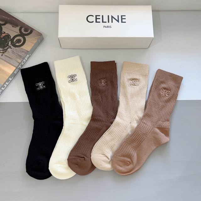 配包装 一盒5双 Celine 赛琳 凯旋门高版本刺绣柔软长筒袜子潮人必不可少的时尚专柜代购长筒袜子 ，搭配起来超高逼格 时髦度爆表～～推荐推荐推荐～～必入时髦