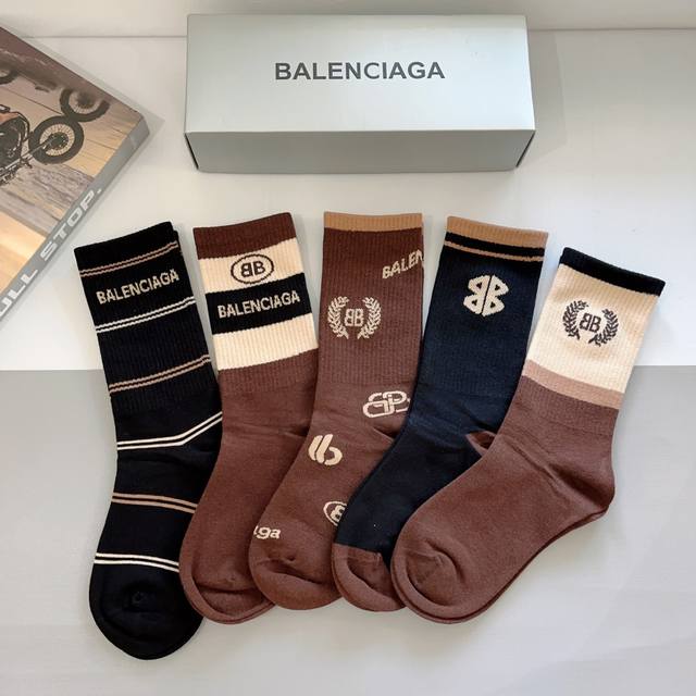 配包装 一盒5双 Balenciaga 巴黎世家高版本超级柔软长筒袜子潮人必不可少的时尚专柜代购长筒袜子 ，搭配起来超高逼格 时髦度爆表～～推荐推荐推荐～～必入