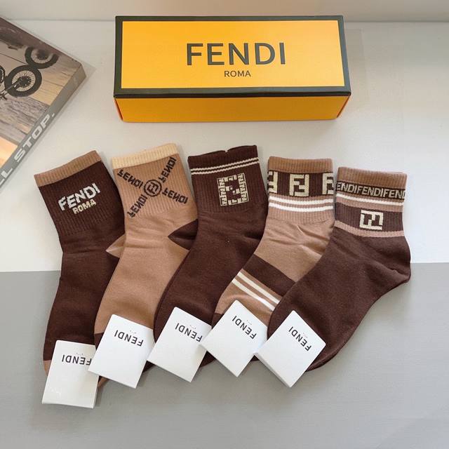 配包装 一盒5双 Fendi 芬迪 字母双ｆ爆款中筒袜，纯棉面料， 专柜同款 纯棉面料，实用好穿 柔软透气，时尚百搭款，大牌出街。