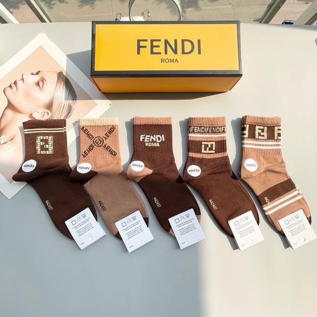 配包装 一盒五双 Fendi 芬迪大f新品男女款秋冬款中筒袜子超级经典的双f标志，纯棉材质制造，透气舒适，超级nice超火爆小单品，大牌出街，潮人必备超好搭