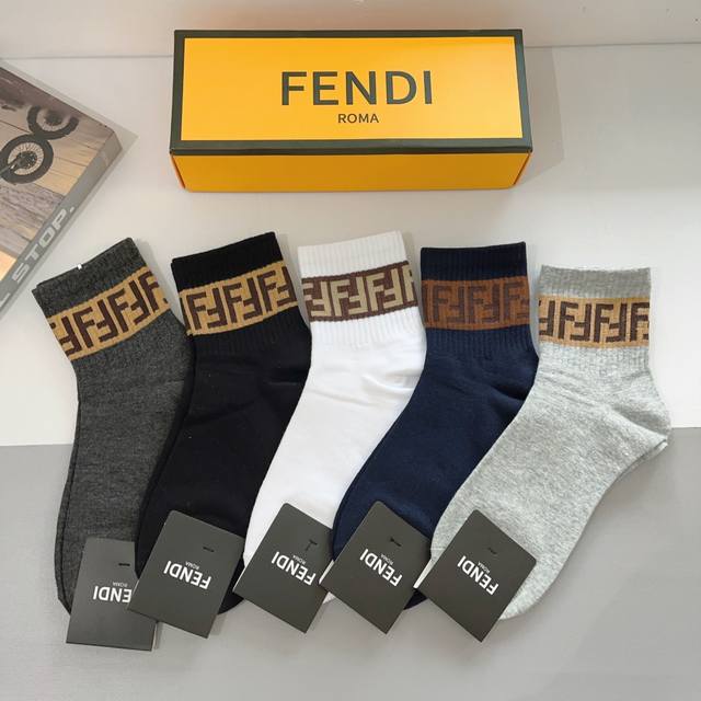 配包装 一盒5双 Fendi 芬迪经典中长款袜子男款高版本纯棉材质柔软，秒杀市场普通货，经典的双f图案logo，专柜同步袜子大牌出街，潮人必备，超好搭 - 点击图像关闭