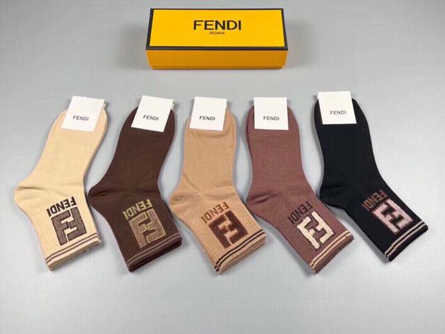 特 Fendi 芬迪ff家新品中筒女款袜子 一盒五双 超级经典的双f标志，纯棉材质制造，透气舒适，超级nice超火爆小单品，大牌出街，潮人必备超好搭