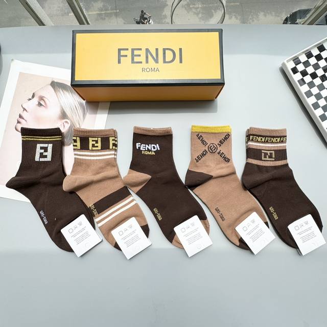 配包装 一盒五双 Fendi 芬迪大f新品男女款秋冬款中筒袜子超级经典的双f标志，纯棉材质制造，透气舒适，超级nice超火爆小单品，大牌出街，潮人必备超好搭 - 点击图像关闭