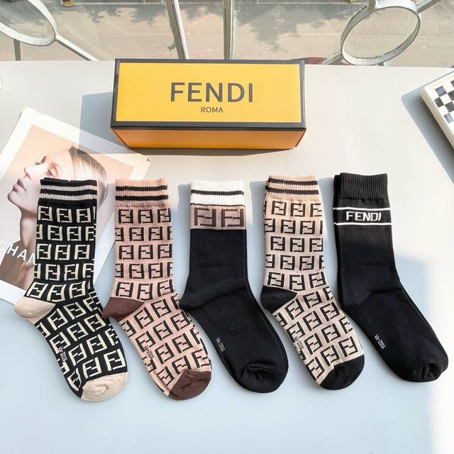 配包装 一盒五双 Fendi 芬迪大f新品高筒袜子超级经典的双f标志，纯棉材质制造，透气舒适，超级nice超火爆小单品，大牌出街，潮人必备超好搭