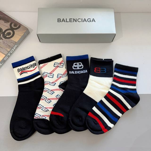 配包装 一盒5双 Balenciaga 巴黎世家高版本超级柔软中筒袜子潮人必不可少的时尚专柜代购袜子 ，搭配起来超高逼格 时髦度爆表～～推荐推荐推荐～～必入时髦