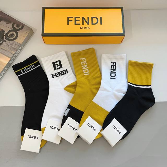 配包装 一盒5双 Fendi 芬迪 字母双ｆ爆款中筒袜，纯棉面料， 专柜同款 纯棉面料，实用好穿 柔软透气，时尚百搭款，大牌出街。