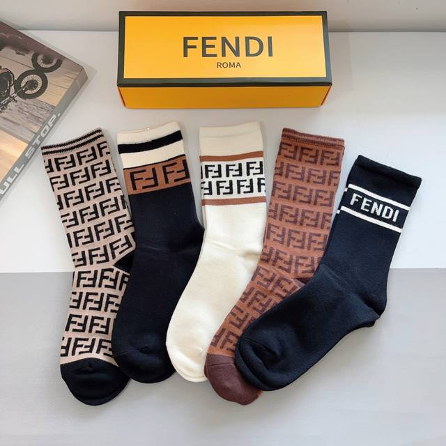 配包装 一盒5双 Fendi 芬迪 经典长筒袜子高版本兔绒材质 ，经典双f图案logo，专柜同步袜子大牌出街，潮人必备，超好搭