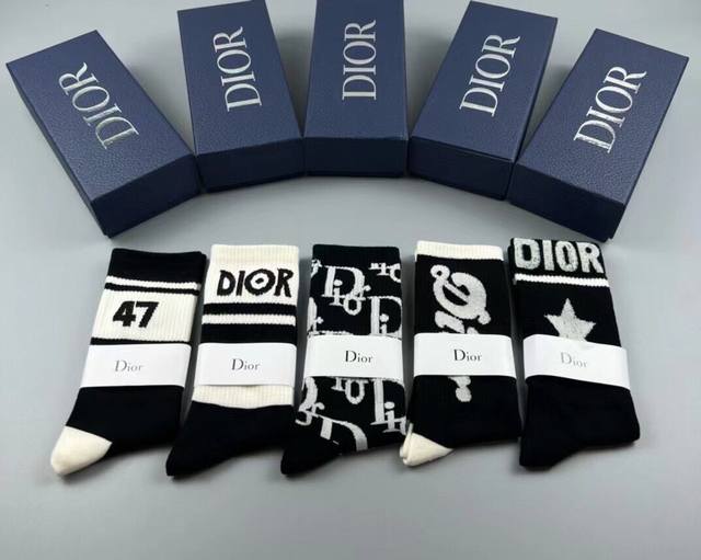 特 Dior 迪奥d家新品女款中筒袜子 一盒五双 纯棉材质，上脚柔软舒适，满满的老花经典logo，炒鸡nice大牌出街，潮人必备超好搭