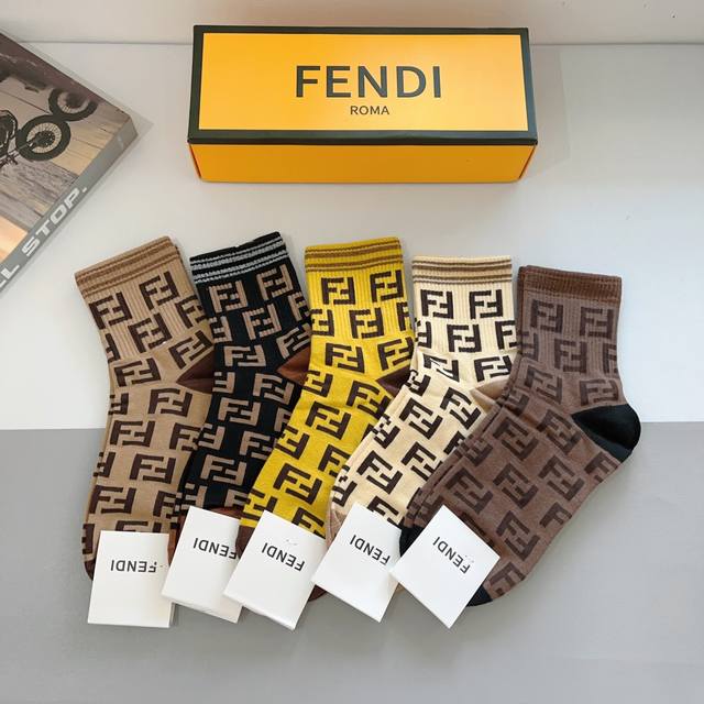 配包装 一盒5双 Fendi 芬迪 字母双ｆ经典款中筒袜子，实用好穿 柔软透气，时尚百搭款，大牌出街。