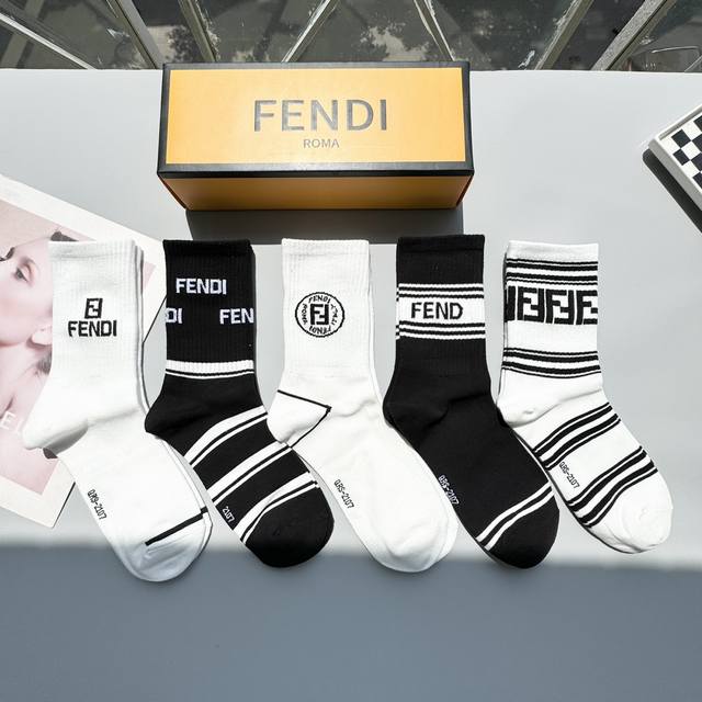 配包装 一盒五双 Fendi 芬迪大f新品高筒袜子超级经典的双f标志，纯棉材质制造，透气舒适，超级nice超火爆小单品，大牌出街，潮人必备超好搭