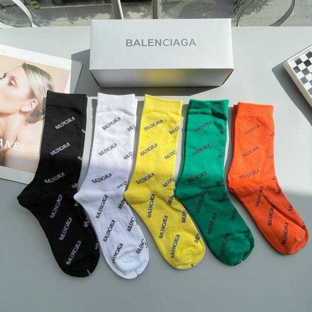 配包装 一盒五双 Balenciaga 巴黎世家 好看到爆炸欧美大牌高筒袜男女款潮人必不能少的专柜代购品质高筒袜子 ，搭配起来超高逼格 时髦度爆表啊啊啊啊～～推