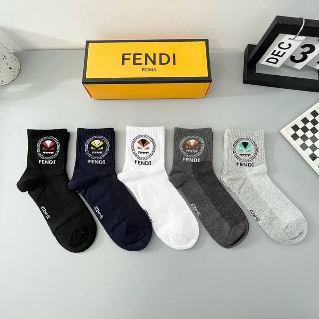 配包装 一盒五双 Fendi 芬迪大f新品男女款秋冬款中筒袜子超级经典的双f标志，纯棉材质制造，透气舒适，超级nice超火爆小单品，大牌出街，潮人必备超好搭