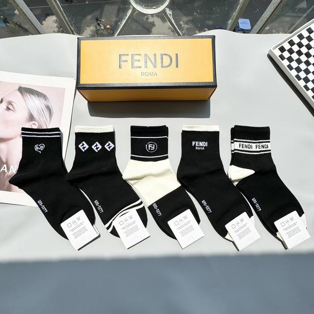 配包装 一盒五双 Fendi 芬迪大f新品男女款秋冬款中筒袜子超级经典的双f标志，纯棉材质制造，透气舒适，超级nice超火爆小单品，大牌出街，潮人必备超好搭