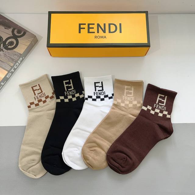 配包装 一盒5双 Fendi 芬迪 字母双ｆ爆款中筒袜，纯棉面料， 专柜同款 纯棉面料，实用好穿 柔软透气，时尚百搭款，大牌出街。