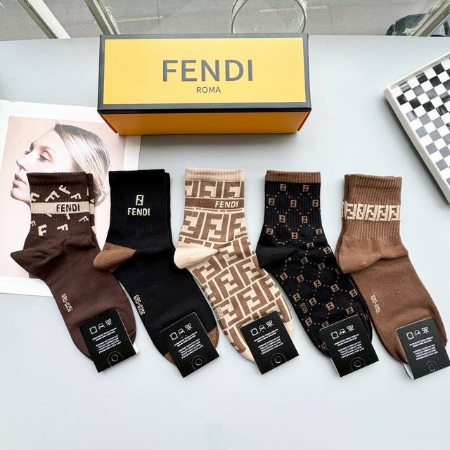 配包装 一盒五双 Fendi 芬迪大f新品男女款秋冬款中筒袜子超级经典的双f标志，纯棉材质制造，透气舒适，超级nice超火爆小单品，大牌出街，潮人必备超好搭