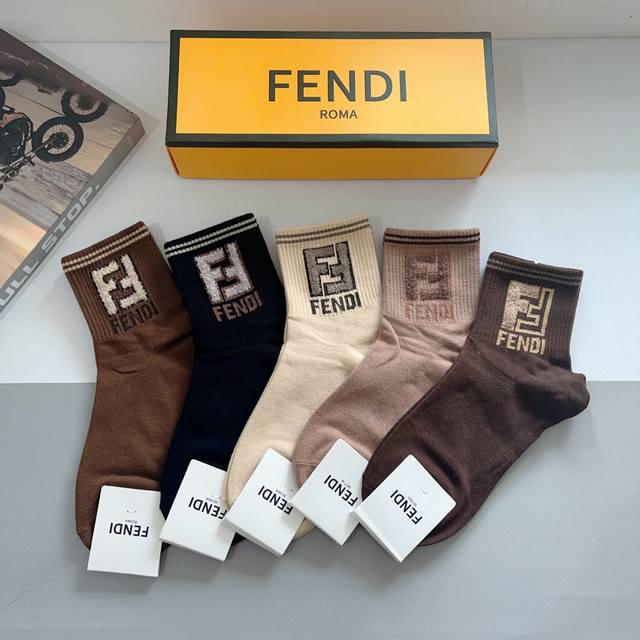 配包装 一盒5双 Fendi 芬迪 字母双ｆ爆款中筒袜，纯棉面料， 专柜同款 纯棉面料，实用好穿 柔软透气，时尚百搭款，大牌出街。