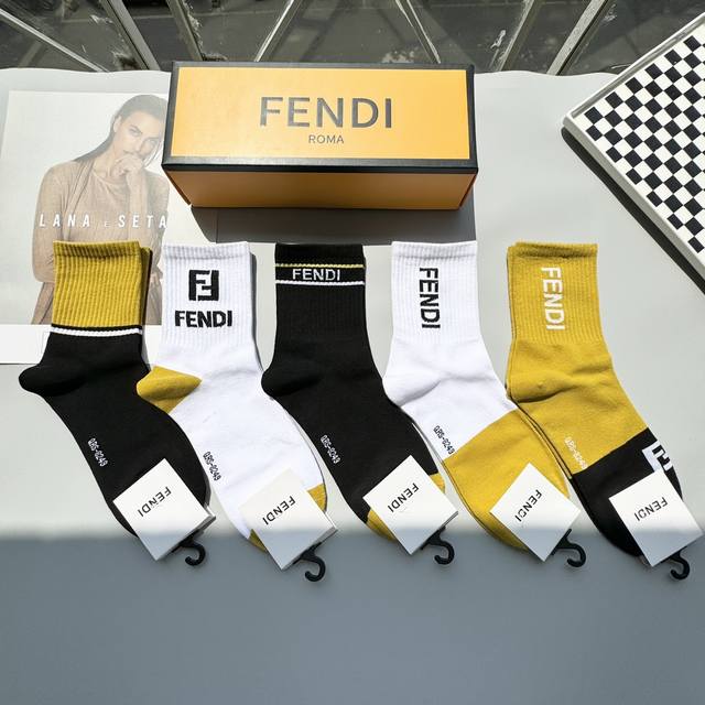 配包装 一盒五双 Fendi 芬迪大f新品男女款秋冬款中筒袜子超级经典的双f标志，纯棉材质制造，透气舒适，超级nice超火爆小单品，大牌出街，潮人必备超好搭