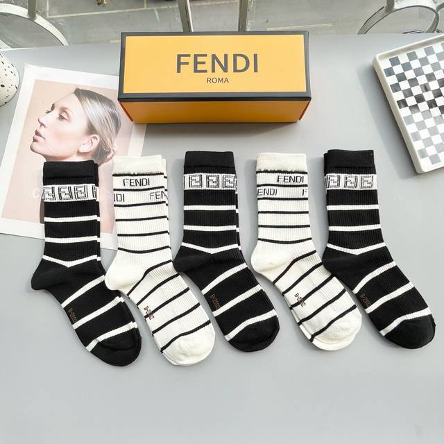 配包装 一盒五双 Fendi 芬迪大f新品高筒袜子超级经典的双f标志，纯棉材质制造，透气舒适，超级nice超火爆小单品，大牌出街，潮人必备超好搭