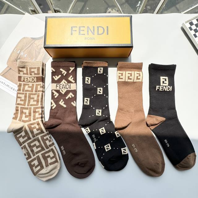 配包装 一盒五双 Fendi 芬迪大f新品高筒袜子超级经典的双f标志，纯棉材质制造，透气舒适，超级nice超火爆小单品，大牌出街，潮人必备超好搭