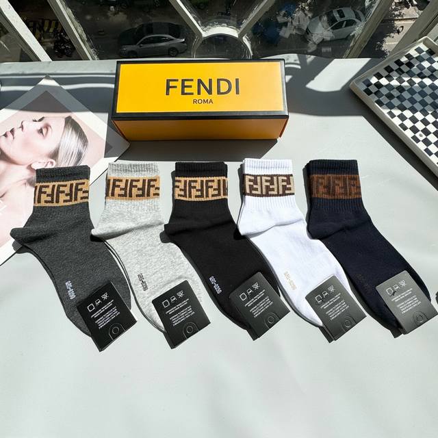 配包装 一盒五双 Fendi 芬迪大f新品男女款秋冬款中筒袜子超级经典的双f标志，纯棉材质制造，透气舒适，超级nice超火爆小单品，大牌出街，潮人必备超好搭