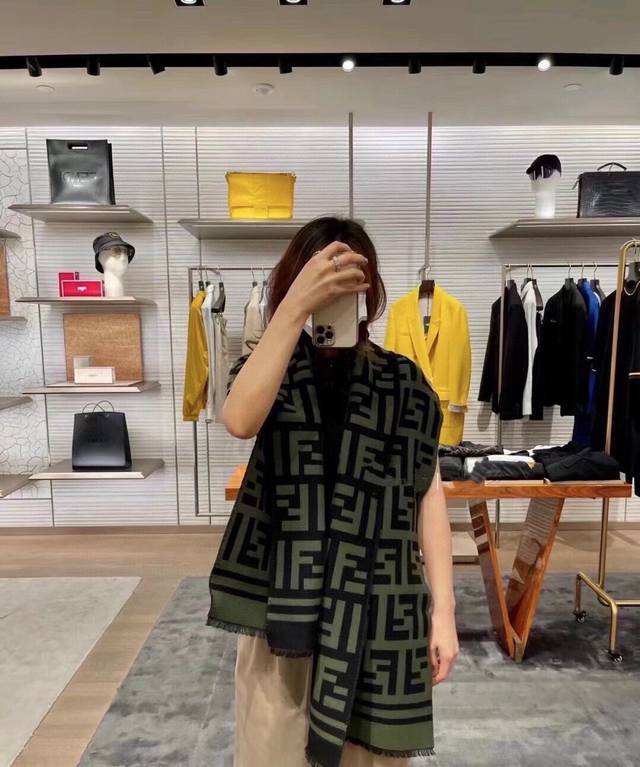 顶级原单 芬迪 Fendi 最新款！尺寸：180*35Cm 材料：95%羊毛 5%真丝 矩形黑色羊毛真丝针织围巾，饰有全幅ff图案。饰有色调搭配的条纹边缘。意大