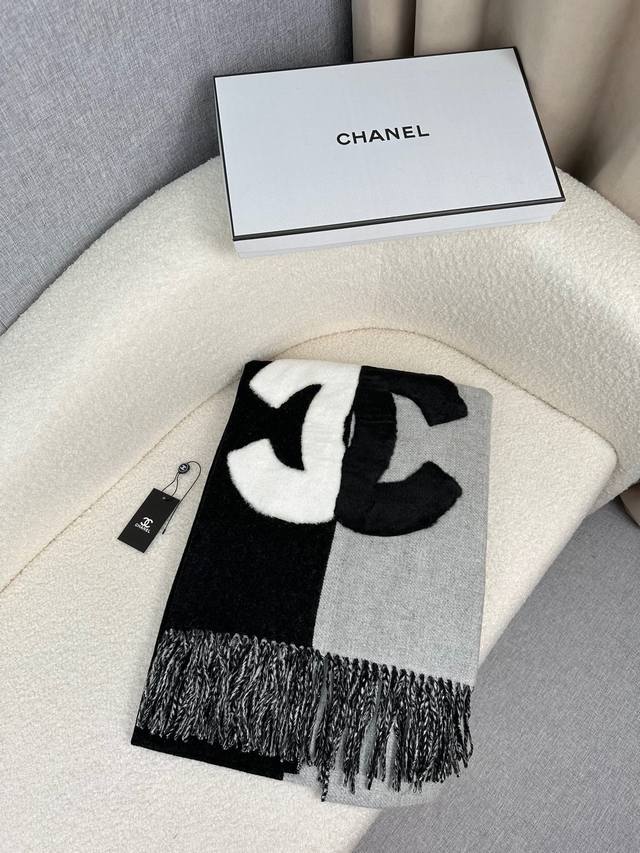 Chanel。 黑色米色 超级大福利！ 年轻时髦范儿！香粉看过来~ 同步专柜！Chan*L 最新秋冬羊绒款，真的太好看了，官方售w 精致的双面精剪羊毛大logo