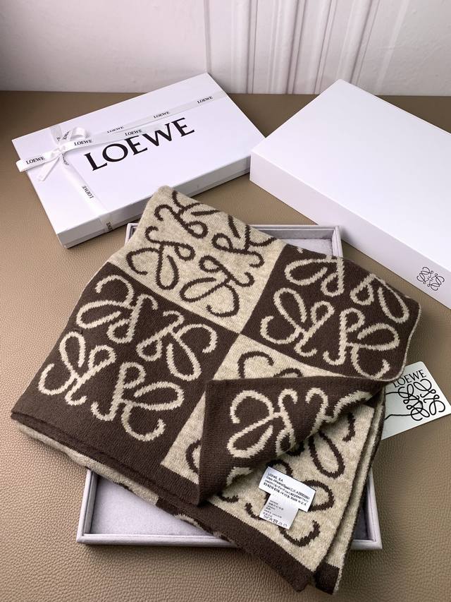 Loewe。新款针织围巾！低调的奢侈感。极品柔美精英高手级别的时髦感围巾！这款loewe羊绒提花围巾越看越爱，越看越时髦！这种工艺和配色一看就知道不是一般的，非