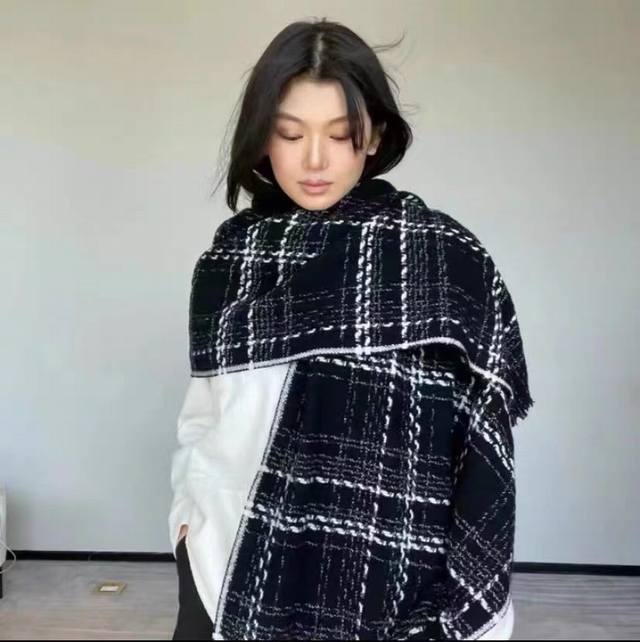 新款 搭配利器 香奈儿系列货 专供vip 产品 顶级苏格兰进口绵羊毛 纹路织法使围巾赋有弹性且柔软亲肤 无比的高贵优雅 知性的款式 简洁大气的设计 绝对的不是花