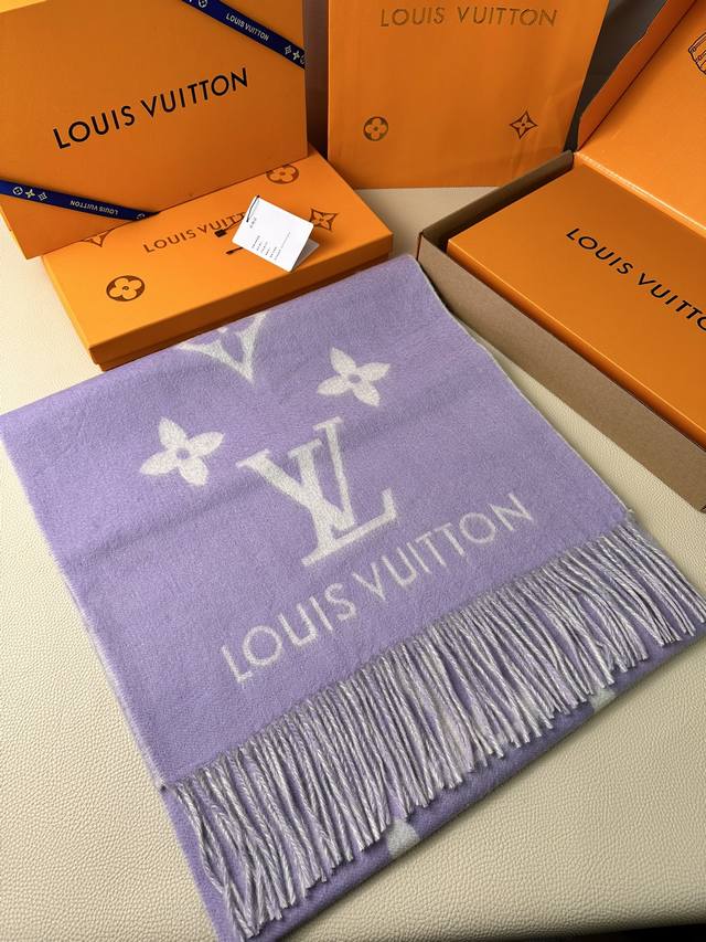 Louis Vuitton。 薰衣草色 霍思燕同款披肩围巾两用！！驴家经典之作！欧美中东国际各大名模女星的挚爱！可以说没有这款围巾的女人就不能说自己喜欢丝巾围巾