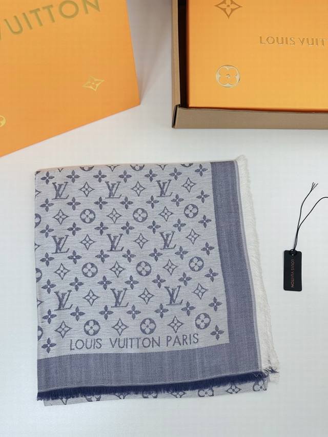 特批： 在穷也要买l家人手必败一条最最经典款louis Vuitton 采用暗纹提花技术重新演绎monogram图案。质地柔软而又温暖，带来令人愉悦的舒适触感，