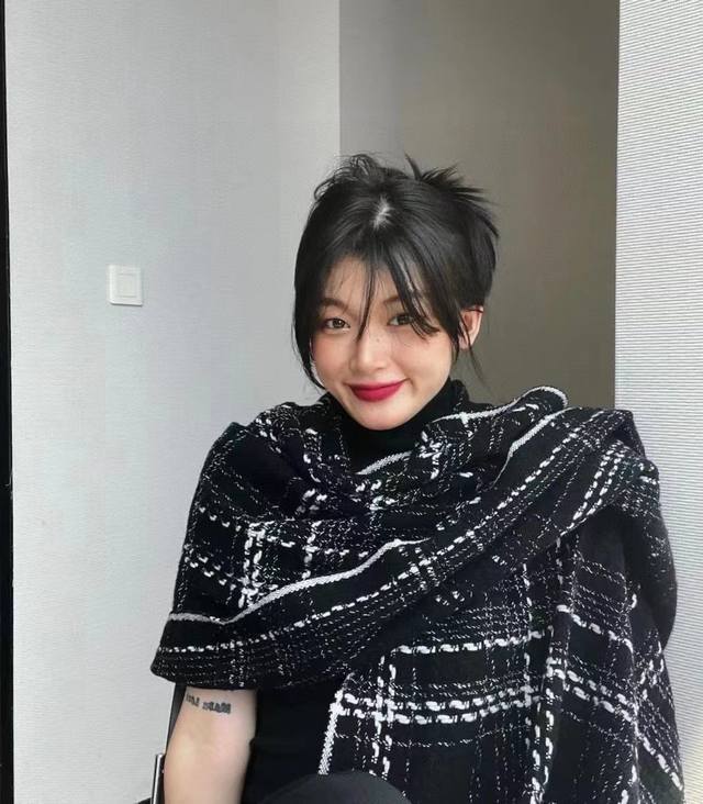 新香奈儿 Chanel 年度最美 双c编织格纹披肩 独家渠道原单货年度最新力作 顶极高端定制，意大利进口面料搭配高端香奈儿编织风 文艺 气质结合于一体 面料柔软