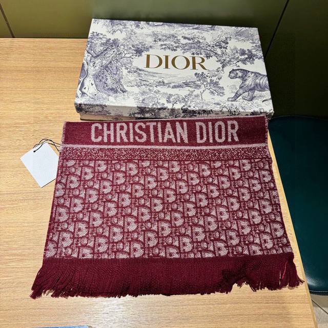 Dior 迪奥 围巾极品迪奥大胆创新力作 是奢华高贵与有序排列的logo碰撞一起 迸发出来的火花 迷人的色彩艳丽夺目 黑体字样图案重新引领潮流 以没有规则 没有