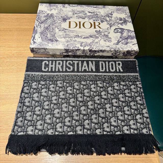 Dior 迪奥 围巾极品迪奥大胆创新力作 是奢华高贵与有序排列的logo碰撞一起 迸发出来的火花 迷人的色彩艳丽夺目 黑体字样图案重新引领潮流 以没有规则 没有