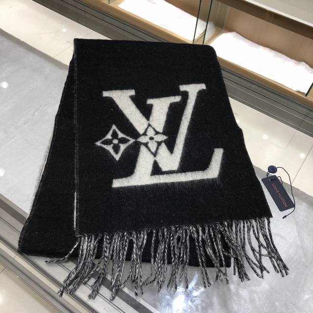 Lv 双重图形围巾 205*26Cm 100%羊毛 Lv Graphic Dual 围巾采用初剪羊毛图形双重混纺裁出宽幅尺寸，以鲜明双色设计烘托 Lv 字母，翻