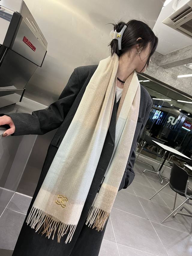 Chanel 香奈儿难得一见的温柔配色 重点推荐高级舒适时髦气质，简约却又不简单，大牌范十足，超级安利香奶奶这款触动内心的柔美围巾，颜色设计搭配抢眼的镂空双c标