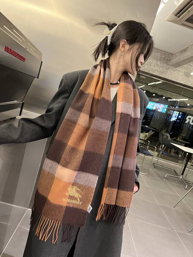 Burberry 巴宝莉高品质新品 金丝战马刺绣羊绒围巾！惊爆上架 海外专柜最新男士女士情侣款羊绒围巾，国内专柜都没上架 从款式到面料都很赞 经典的logo图案 - 点击图像关闭